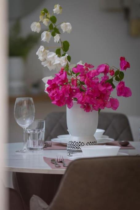 Pame Rentals - Cozy Glyfada Stay With Free Parking Athen Eksteriør billede